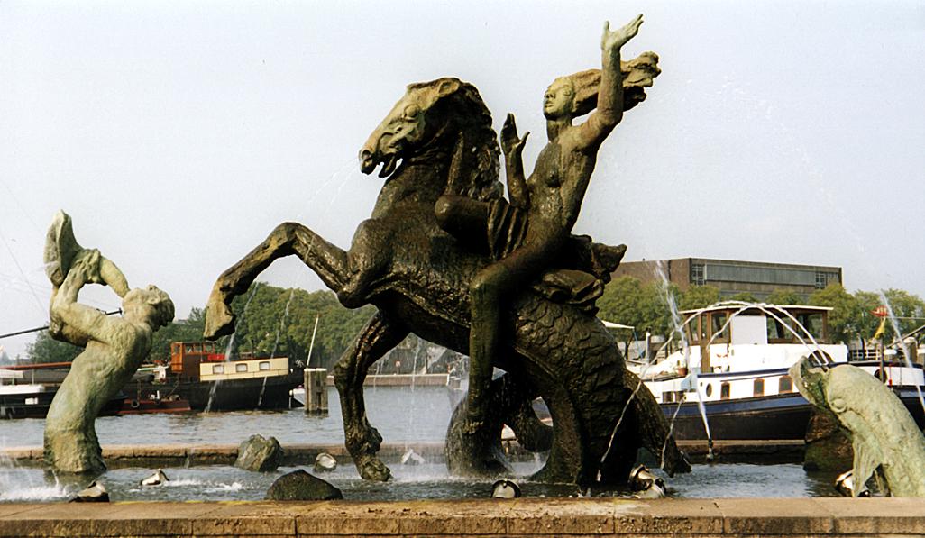 Amsterdam: a statue near the maritime museum
