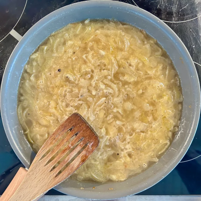 Simmering onions in white wine, salt and pepper