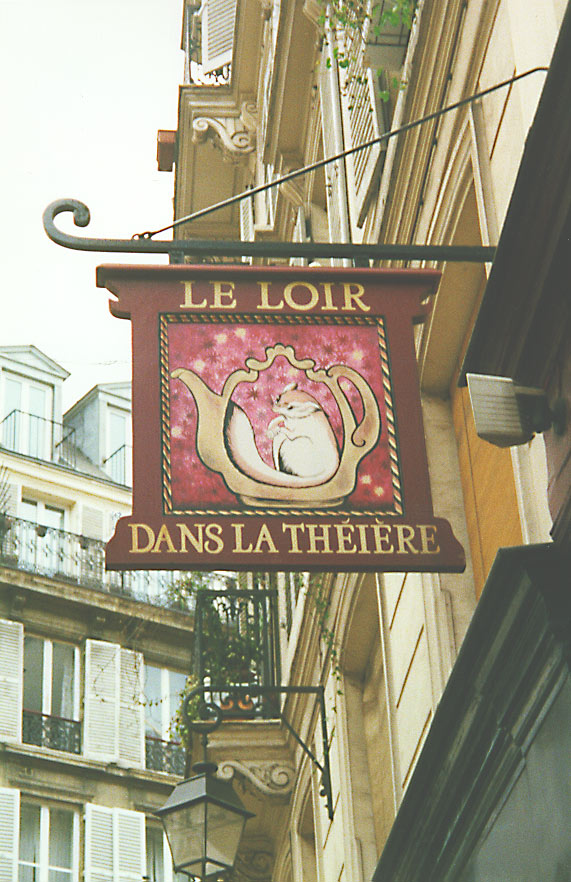 Le Loir dans la Théière (has sofas), rue des Rosiers, Paris, France